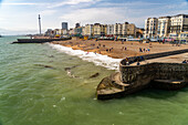 Am Strand im Seebad Brighton, England, Großbritannien, Europa  