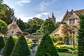 Dorf und Kirche St.-Andrew’s, Castle Combe, Cotswolds, Wiltshire, England, Großbritannien, Europa