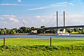 Die Rheinbrücke Rees-Kalkar bei Rees, Niederrhein, Nordrhein-Westfalen, Deutschland, Europa 
