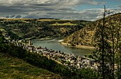 Oberwesel and the Rhine Valley in the evening light, seen from the Landsknechtsblick viewpoint, Upper Middle Rhine Valley, Rhineland-Palatinate, Germany