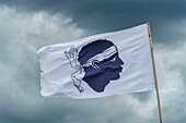 Saint-Florant, Flagge mit Korsenkopf tête de maure, Gewitter, Wolken, Korsika, Frankreich, Europa