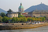 Hafen mit Gebäuden am Lungo Lario Trento und der Kuppel des Doms, rechts im Hintergrund der Turm des Castello Baradello, Como, Comer See, Lombardei, Italien
