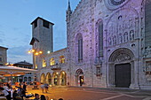 Fassade der Kathedrale Santa Maria Assunta und der Broletto mit dem Turm, Piazza de Duomo, Como, Comer See, Lombardei, Italien