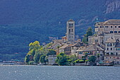 Isola San Giulio im Ortasee mit der Basilika di San Giulio und der Abtei Mater Ecclesiae, Piemont, Italien