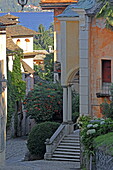 Via Caire Alberoletti mit der Kirche Santa Maria Assunta in Orta San Giulio, Piemont, Italien