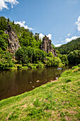 Hans-Heiling-Felsen am Fluss Eger zwischen Karlsbad und Loket, Westböhmen, Tschechische Republik