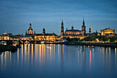 Blick über Elbe von Marienbrücke auf die beleuchtete Altstadt von Dresden, Freistaat Sachsen, Deutschland, Europa