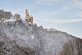 schneebedecktes Schloss Lichtenstein (Märchenschloss Württembergs), Honau, Landkreis Reutlingen, Schwäbische Alb, Baden-Württemberg, Deutschland, Europa