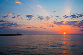 Sonnenaufgang am Mittelmeer, im Sommer, in Spanien