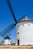 Windmühlen des Don Quichote, nach seinem Pferd benannt, in Campo de Criptina, La Mancha, Spanien