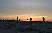 Sonnenuntergang am Strand von Nes auf der Insel Ameland, Friesland, Niederlande