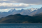 Argentien; Provinz Tierra del Fuego; südliches Feuerland; Beagle Kanal auf argentinischer Seite; Blick auf die Berggipfel