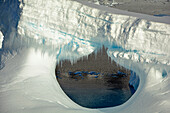 Antarktis; antarktische Halbinsel; Lemaire Channel; riesiger Eisberg treibt in der Meerenge vor der Küste der Halbinsel; Nahaufnahme