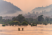 Sonnenuntergang am Mekong zwischen Don Det und Don Khon, Si Phan Don, Provinz Champasak, Laos, Asien