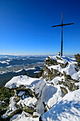 Zwei Personen beim Winterwandern stehen am Gipfel des Kreuzfelsen, Kreuzfelsen, Kaitersberg, Bayerischer Wald, Niederbayern, Bayern, Deutschland 