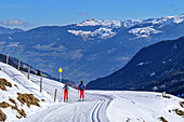 Zwei Frauen auf Skitour steigen über gewalzte Spur zum Kuhmesser auf, Kuhmesser, Tuxer Alpen, Tirol, Österreich