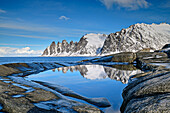 Teufelszähne spiegeln sich in Gezeitenbecken, Ersfjord, Okshornan, Tungeneset, Senja, Troms og Finnmark, Norwegen