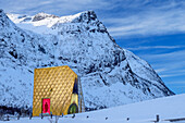 Goldene Toilette Gulldassen am Strand von Ersfjord, Ersfjordstranda, Senja, Troms og Finnmark, Norwegen