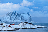 Rote Häuser am Meer vor Bergen, Nordfjord, Senja, Troms og Finnmark, Norwegen