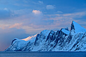 Bergkulisse mit Segla über dem Mefjord, Mefjord, Senja, Troms og Finnmark, Norwegen