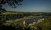 View from the Rheinsteig to Katz Castle, St. Goarshausen and St. Goar, in the background the foothills of the Hunsrück, Upper Middle Rhine Valley, Rhineland-Palatinate, Germany