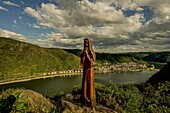 Sculpture &quot;Praying Nun&quot; on Rheinburgenweg with a view of the Rhine Valley near Kestert, Upper Middle Rhine Valley, Rhineland-Palatinate, Germany