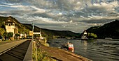 Rheinuferstraße mit dem Pegelturm, Blick zur Inselburg Pfalzgrafenstein im Abendlicht, Kaub, Oberes Mittelrheintal, Rheinland-Pfalz, Deutschland