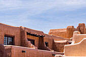 Dächer von Adobe-Lehmgebäuden in Santa Fe, New Mexico.