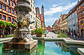 Brunnen und historische Gebäude in Rothenburg ob der Tauber, Mittelfranken, Bayern, Deutschland