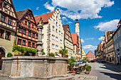 Brunnen und historische Gebäude in in Rothenburg ob der Tauber, Mittelfranken, Bayern, Deutschland