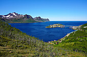 Norwegen, Troms og Finnmark, Insel Senja, Blick auf Dorf-Insel Husøy