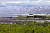 Norwegen, Troms og Finnmark, Varangerfjord, Kirche von Nesseby in einsamer Landschaft