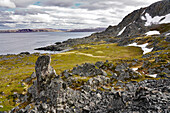 Norwegen, Troms og Finnmark, Nordküste, Schieferfiguren auf der Straße nach Hamningberg an der Barentssee