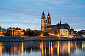 Magdeburger Dom kurz nach Sonnenuntergang, Spiegelungen in der Elbe, Magdeburg, Sachsen-Anhalt, Deutschland