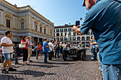 Mille Miglia, Oldtimer Rennen, Halt in Novara inmitten einer großen Menschenmenge, Novara, Piemont, Italien.
