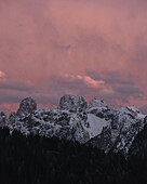 Leuchtender Himmel in den Dolomiten, Toblach, Südtirol
