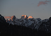 Leuchtende Berggipfel beim Sonnenuntergang in den Dolomiten, Toblach, Südtirol