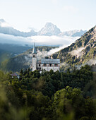 Blick auf die Kirche Chiesa di San Martino im Morgenlicht, Valle di Cadore, Dolomiten, Südtirol