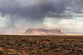 Tafelberg in Wüste im Regen. Monument Valley, Utah, USA