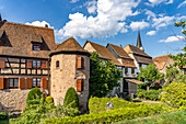 Fachwerkhäuser an der Stadtmauer in Bergheim, Elsass, Frankreich 