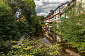 Fachwerkhäuser am Fluss Weiss in Kaysersberg, Elsass, Frankreich \n