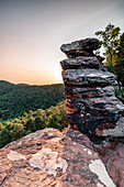 Untergehende Sonne am Rötzenfels, Gossersweiler-Stein, Pfälzerwald, Rheinland-Pfalz, Deutschland