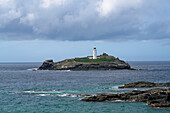 Großbritannien, England, Cornwall, Nordküste bei St Ives Bay, Blick zur Insel Godrevy Island und Lighthouse