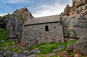 Großbritannien, Wales, Pembrokeshire, St. Govan’s Head, historische Kapelle St.Govan's Chapel
