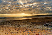 Großbritannien, Wales, Pembrokeshire, Bucht 'Freshwater West' Bay bei Sonnenuntergang