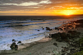 Großbritannien, Wales, Pembrokeshire, Bucht 'Freshwater West' Bay bei Sonnenuntergang