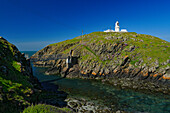 Großbritannien, Wales, Pembrokeshire, Leuchtturm Strumble Head Lighthouse auf Felseninsel