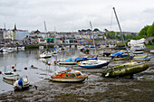Großbritannien, Nord West Wales, Caernarfon, Boote auf Grund bei Ebbe im Hafenbecken