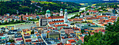 Blick auf Dom St. Stephan und Inn von oben in Passau, Bayern, Deutschland