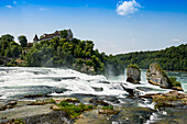 Wasserfall und Schloss, der Rheinfall bei Schaffhausen mit dem Schloss Laufen, Kanton Schaffhausen, Schweiz